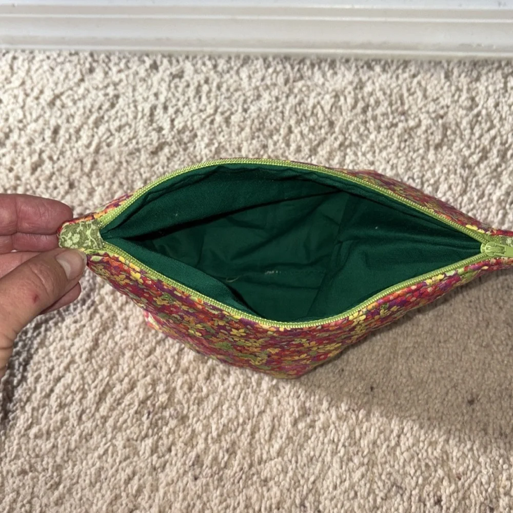 Floral quilted zipper bag with green liner - Picture 3 of 8